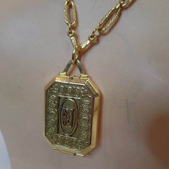 Antiquities Couture NWT Goldtone Maria Antoinette Square Locket Adj to 30" - Picture 2 of 16